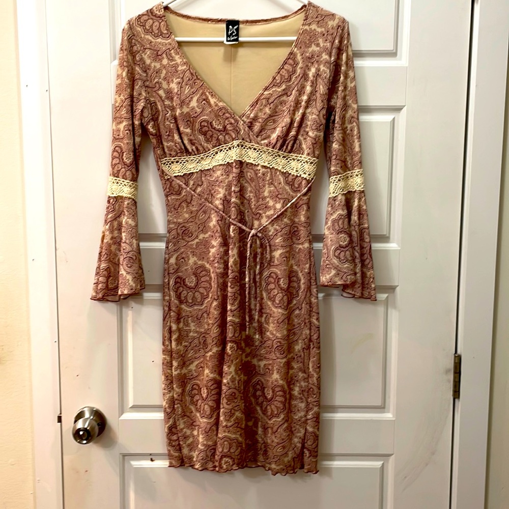 Cream and mauve, 3/4 length sleeves. Boho style